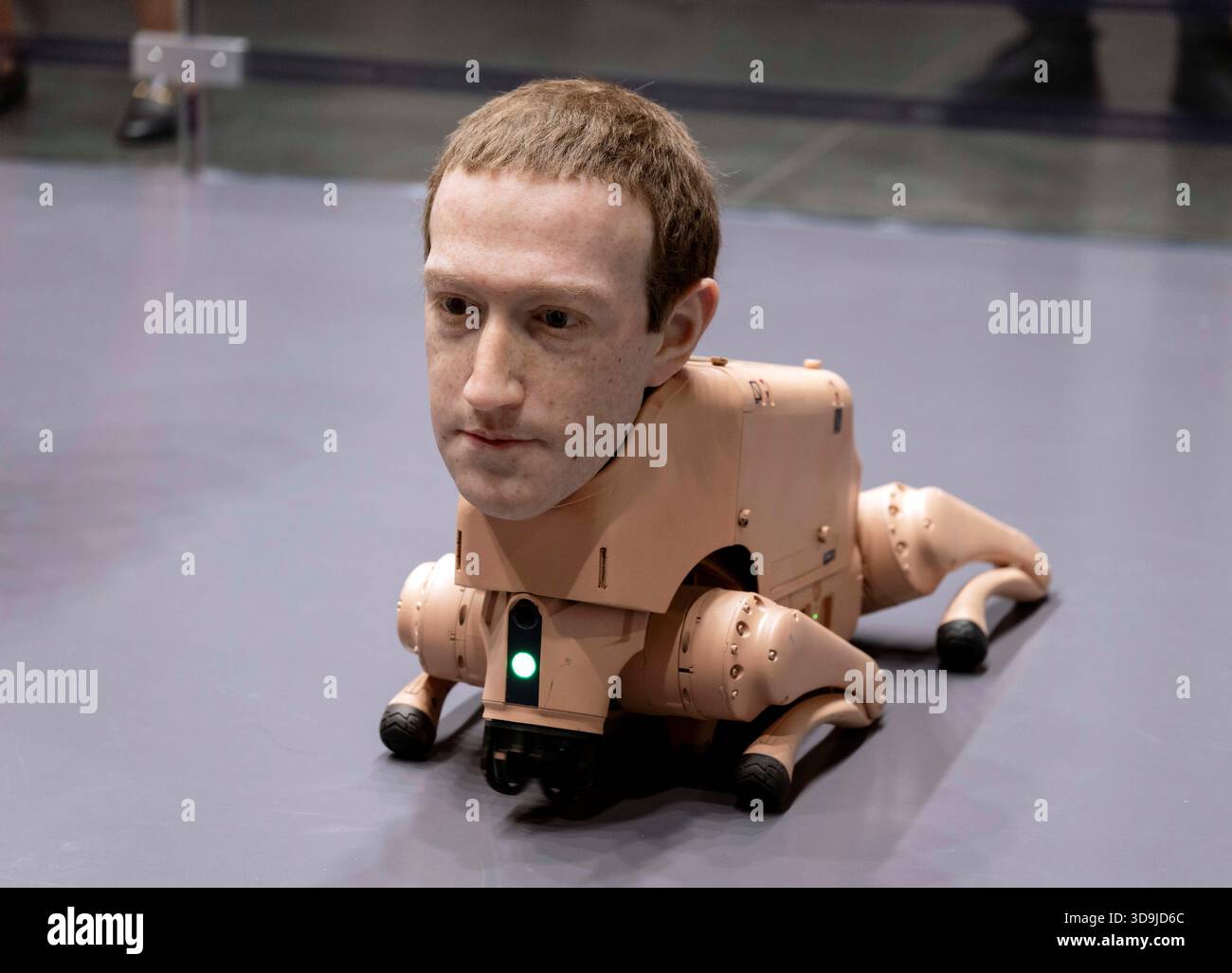 Miami Beach, Florida, Stati Uniti. 5 dicembre 2025. Un cane robotico iperrealistico Mark Zuckerberg dell'artista Beeple all'Art Basel Miami Beach 2025.(Credit Image: © Brian Cahn/ZUMA Press Wire) SOLO USO EDITORIALE! Non per USO commerciale! Crediti: ZUMA Press, Inc./Alamy Live News Foto Stock