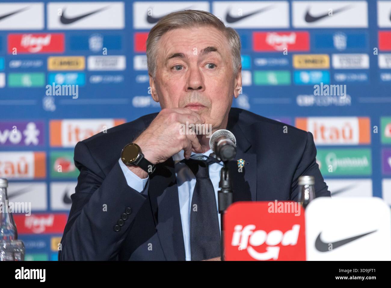 Washington, Stati Uniti. 5 dicembre 2025. Carlo Ancelotti, allenatore della nazionale brasiliana di calcio, parla ai giornalisti del Ritz Hotel di Washington, DC, la capitale degli Stati Uniti. Crediti: Brasile Photo Press/Alamy Live News Foto Stock