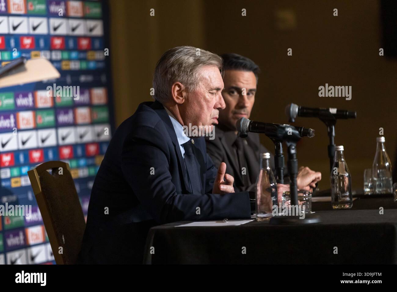 Washington, Stati Uniti. 5 dicembre 2025. Carlo Ancelotti, allenatore della nazionale brasiliana di calcio, parla ai giornalisti del Ritz Hotel di Washington, DC, la capitale degli Stati Uniti. Crediti: Brasile Photo Press/Alamy Live News Foto Stock