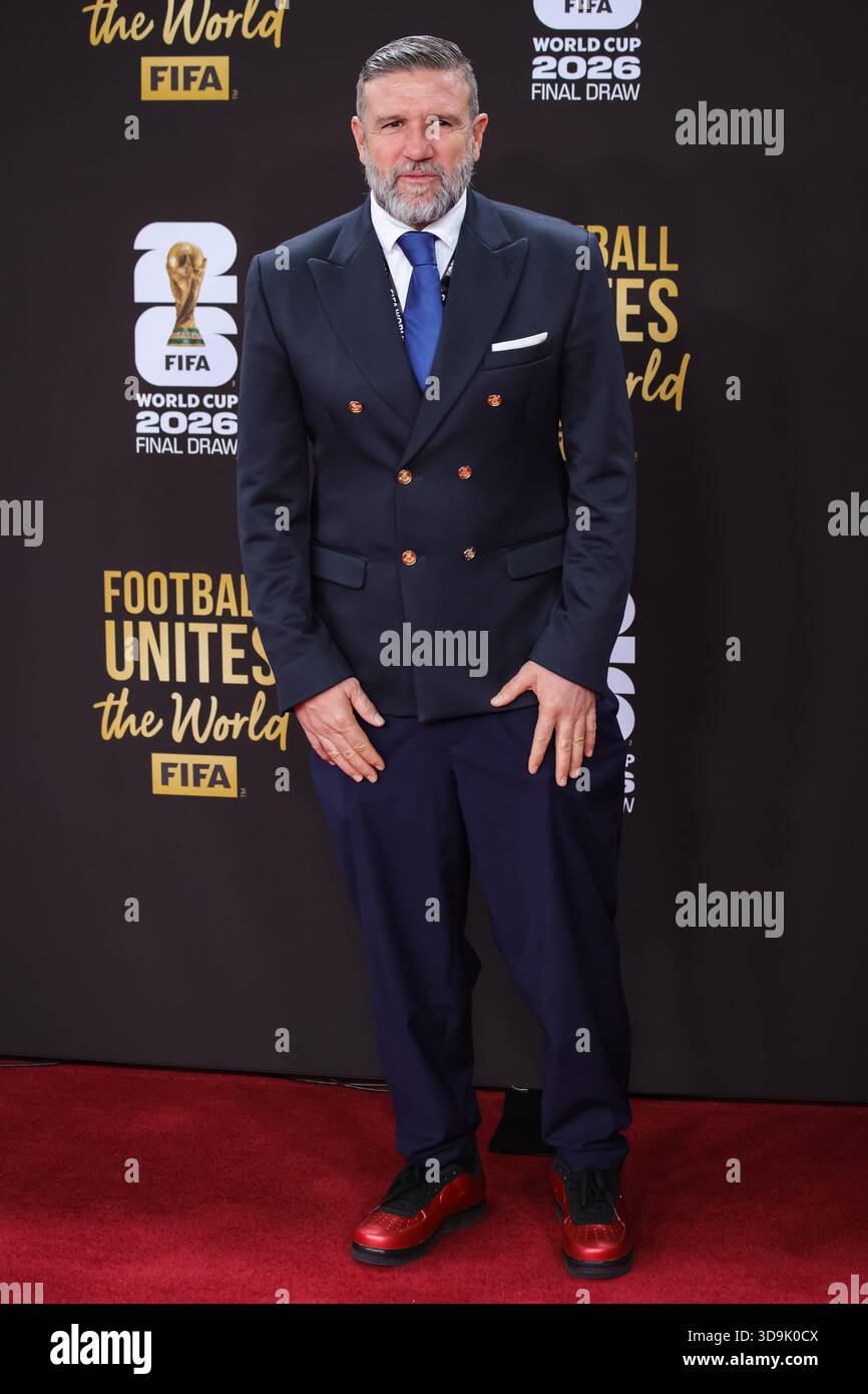 Washington, Stati Uniti. 5 dicembre 2025. L'ex calciatore francese Vincent candela sul tappeto rosso al sorteggio finale della Coppa del mondo FIFA 2026 al John F. Kennedy Center for the Performing Arts il 5 dicembre 2025 a Washington, DC (foto di Samuel Corum/Sipa USA) crediti: SIPA US/Alamy Live News Foto Stock