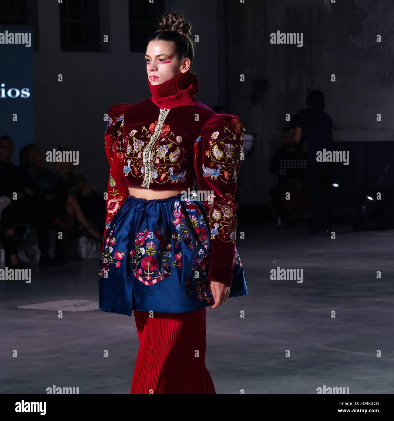 La sfilata di Dassios intitolata Astero che celebra i 20 anni di moda del marchio alla Athens Fashion Week Foto Stock