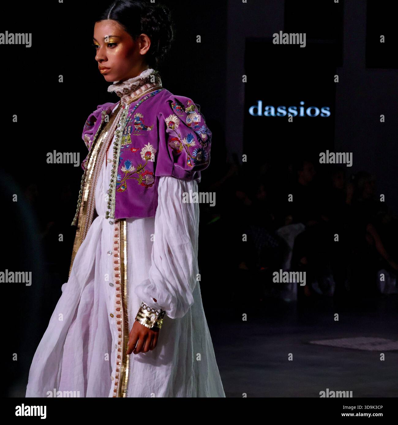 La sfilata di Dassios intitolata Astero che celebra i 20 anni di moda del marchio alla Athens Fashion Week Foto Stock