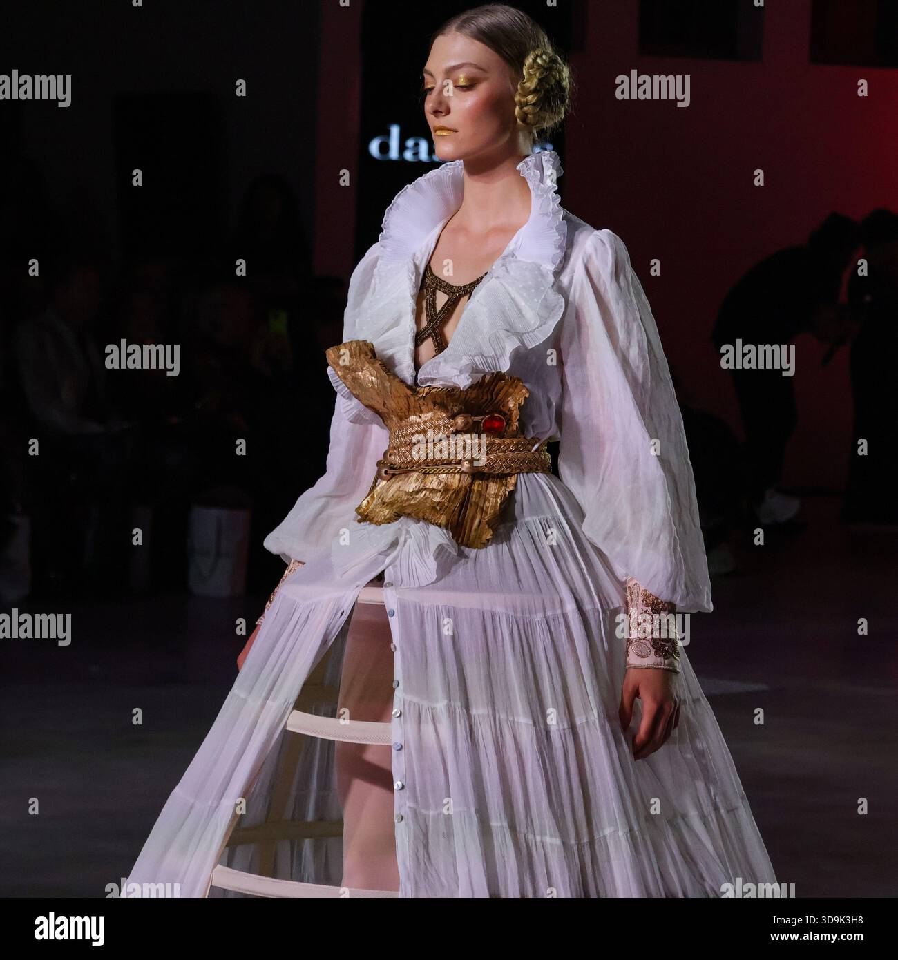 La sfilata di Dassios intitolata Astero che celebra i 20 anni di moda del marchio alla Athens Fashion Week Foto Stock