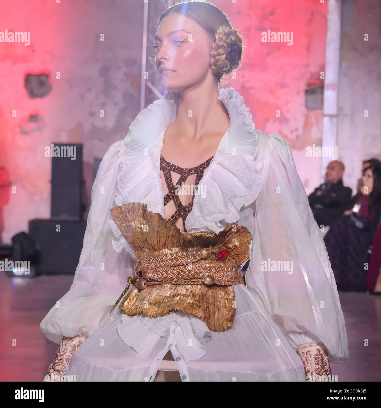 La sfilata di Dassios intitolata Astero che celebra i 20 anni di moda del marchio alla Athens Fashion Week Foto Stock