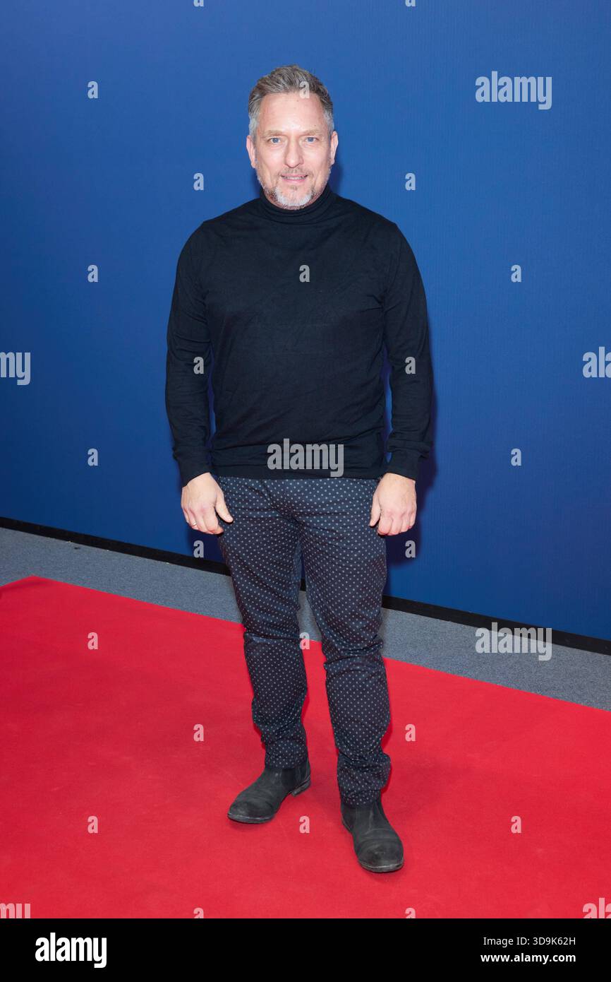 Lars Pape - Eroeffnung der Ausstellung POLAR EXPERIENCE - Die immersive Ausstellung ueber Die Arktis und Antarktis in der Arena Berlin AM 05.12.2025. Eroeffnung Polar Experience *** Lars Pape inaugurazione della mostra POLAR EXPERIENCE la coinvolgente mostra sull'Artico e sull'Antartide nell'Arena di Berlino il 05 12 2025 apertura Polar Experience Foto Stock