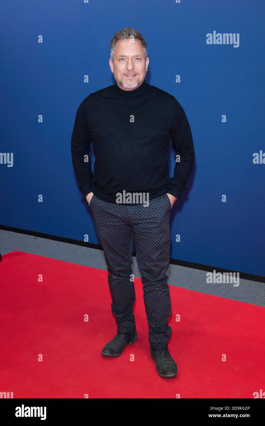 Lars Pape - Eroeffnung der Ausstellung POLAR EXPERIENCE - Die immersive Ausstellung ueber Die Arktis und Antarktis in der Arena Berlin AM 05.12.2025. Eroeffnung Polar Experience *** Lars Pape inaugurazione della mostra POLAR EXPERIENCE la coinvolgente mostra sull'Artico e sull'Antartide nell'Arena di Berlino il 05 12 2025 apertura Polar Experience Foto Stock