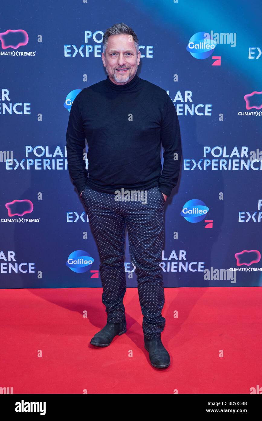 Lars Pape - Eroeffnung der Ausstellung POLAR EXPERIENCE - Die immersive Ausstellung ueber Die Arktis und Antarktis in der Arena Berlin AM 05.12.2025. Eroeffnung Polar Experience *** Lars Pape inaugurazione della mostra POLAR EXPERIENCE la coinvolgente mostra sull'Artico e sull'Antartide nell'Arena di Berlino il 05 12 2025 apertura Polar Experience Foto Stock