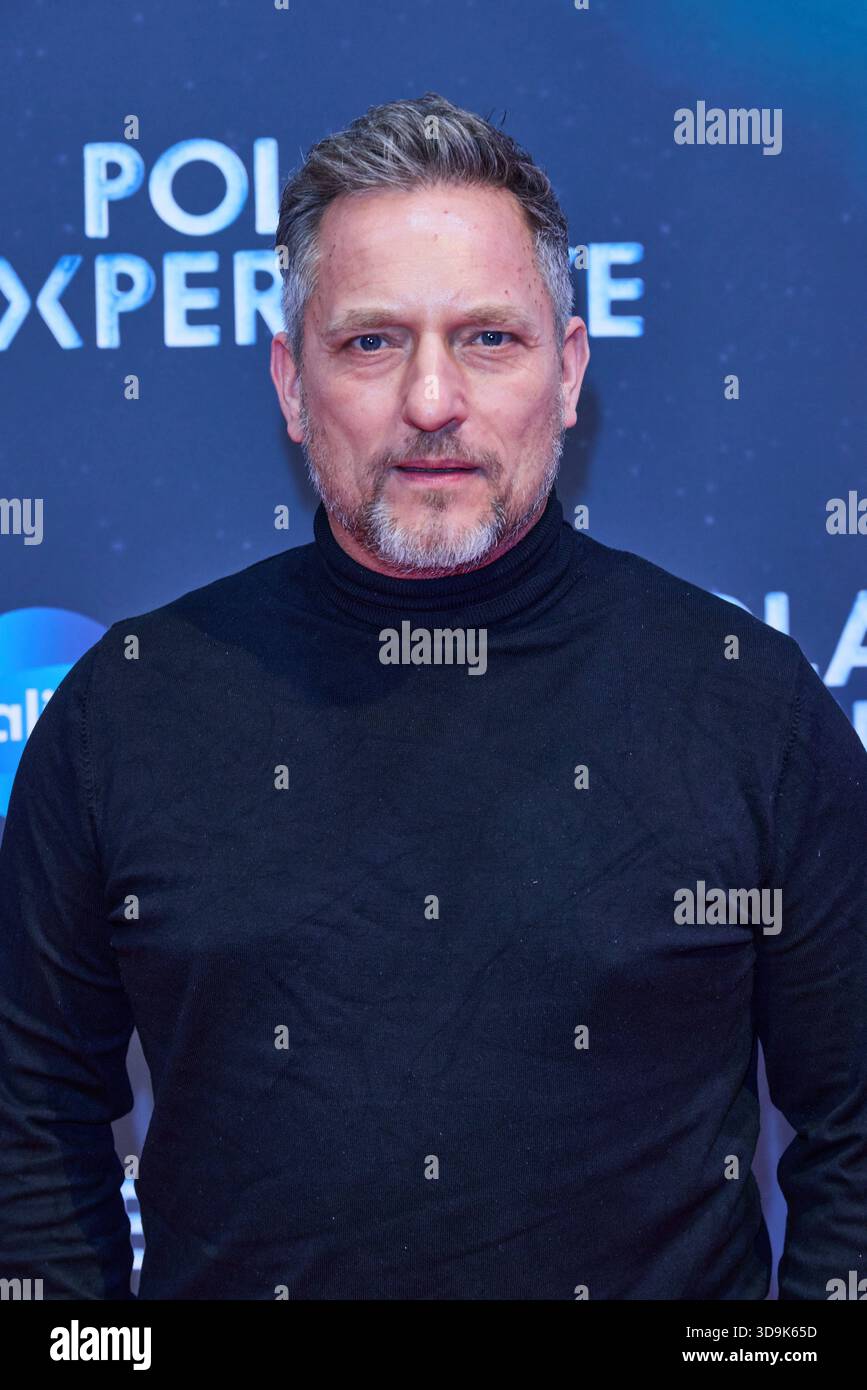 Lars Pape - Eroeffnung der Ausstellung POLAR EXPERIENCE - Die immersive Ausstellung ueber Die Arktis und Antarktis in der Arena Berlin AM 05.12.2025. Eroeffnung Polar Experience *** Lars Pape inaugurazione della mostra POLAR EXPERIENCE la coinvolgente mostra sull'Artico e sull'Antartide nell'Arena di Berlino il 05 12 2025 apertura Polar Experience Foto Stock