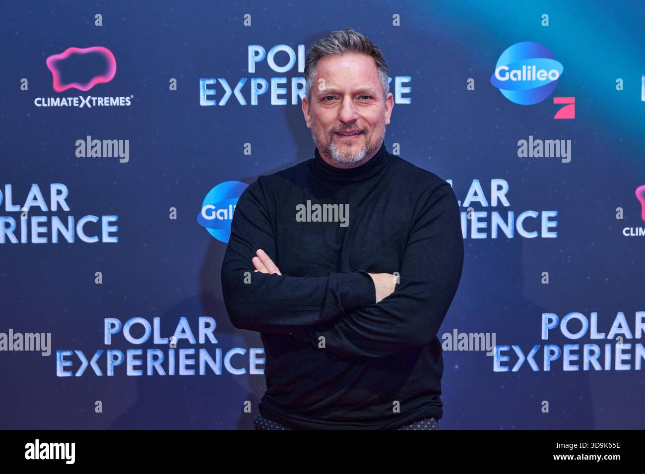Lars Pape - Eroeffnung der Ausstellung POLAR EXPERIENCE - Die immersive Ausstellung ueber Die Arktis und Antarktis in der Arena Berlin AM 05.12.2025. Eroeffnung Polar Experience *** Lars Pape inaugurazione della mostra POLAR EXPERIENCE la coinvolgente mostra sull'Artico e sull'Antartide nell'Arena di Berlino il 05 12 2025 apertura Polar Experience Foto Stock