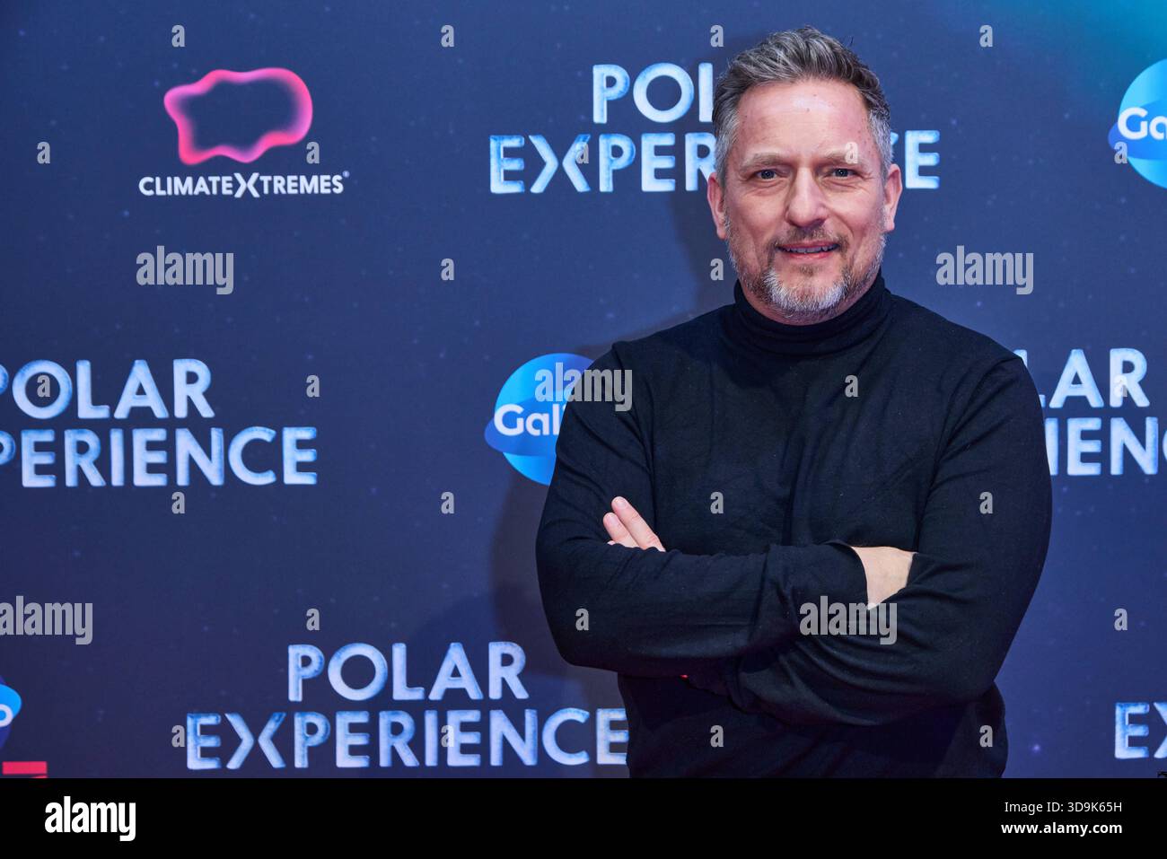 Lars Pape - Eroeffnung der Ausstellung POLAR EXPERIENCE - Die immersive Ausstellung ueber Die Arktis und Antarktis in der Arena Berlin AM 05.12.2025. Eroeffnung Polar Experience *** Lars Pape inaugurazione della mostra POLAR EXPERIENCE la coinvolgente mostra sull'Artico e sull'Antartide nell'Arena di Berlino il 05 12 2025 apertura Polar Experience Foto Stock