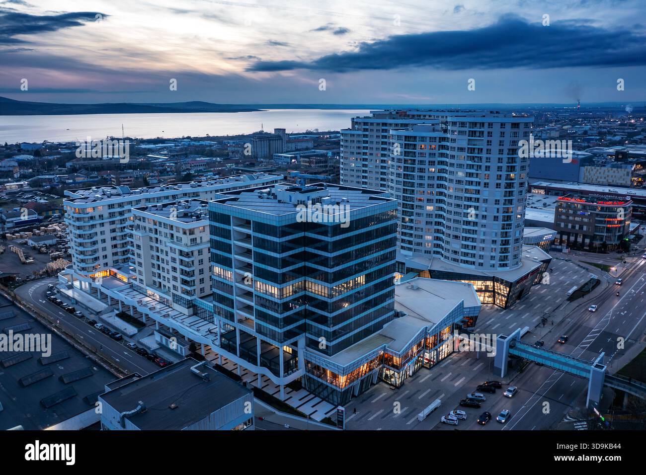 Burgas, Bulgaria - 02 dicembre 2025: Vista aerea dei droni su nuovi edifici residenziali moderni di notte a Burgas, Bulgaria Foto Stock