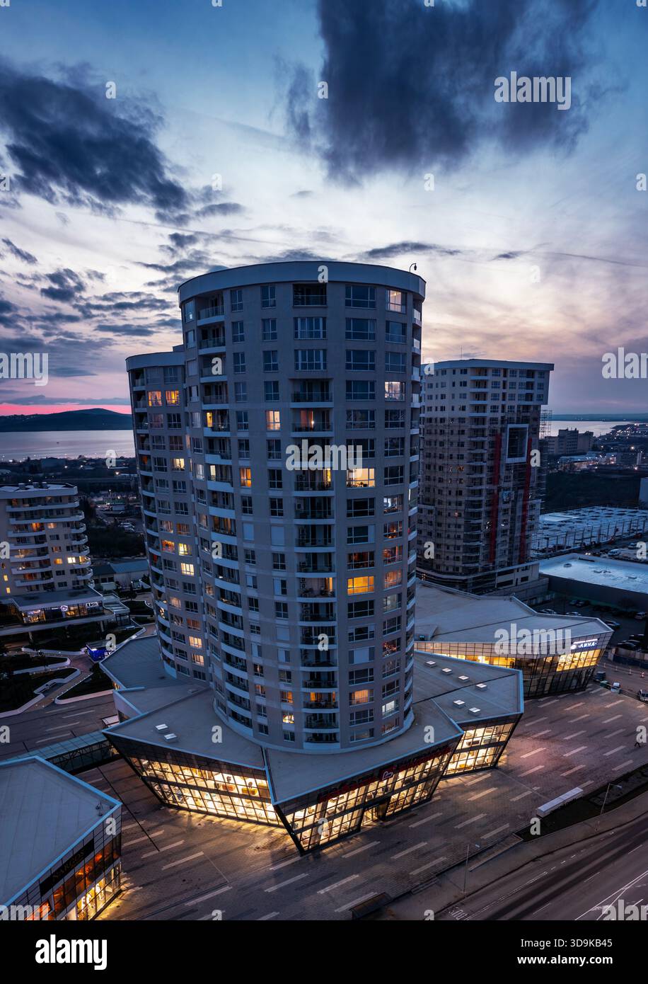 Burgas, Bulgaria - 02 dicembre 2025: Vista aerea dei droni su nuovi edifici residenziali moderni di notte a Burgas, Bulgaria Foto Stock