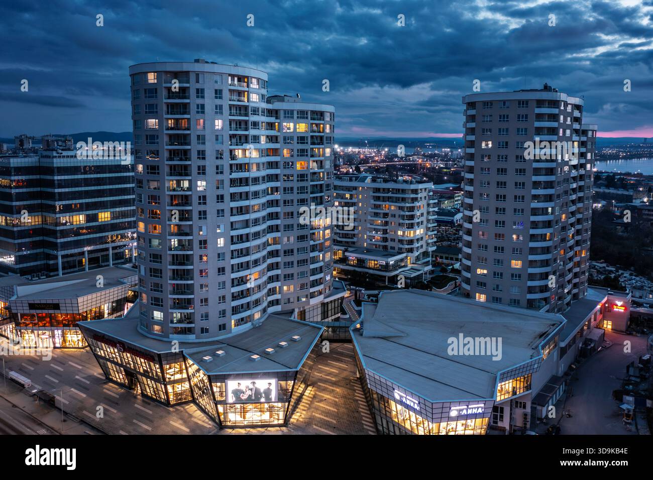 Burgas, Bulgaria - 02 dicembre 2025: Vista aerea dei droni su nuovi edifici residenziali moderni di notte a Burgas, Bulgaria Foto Stock