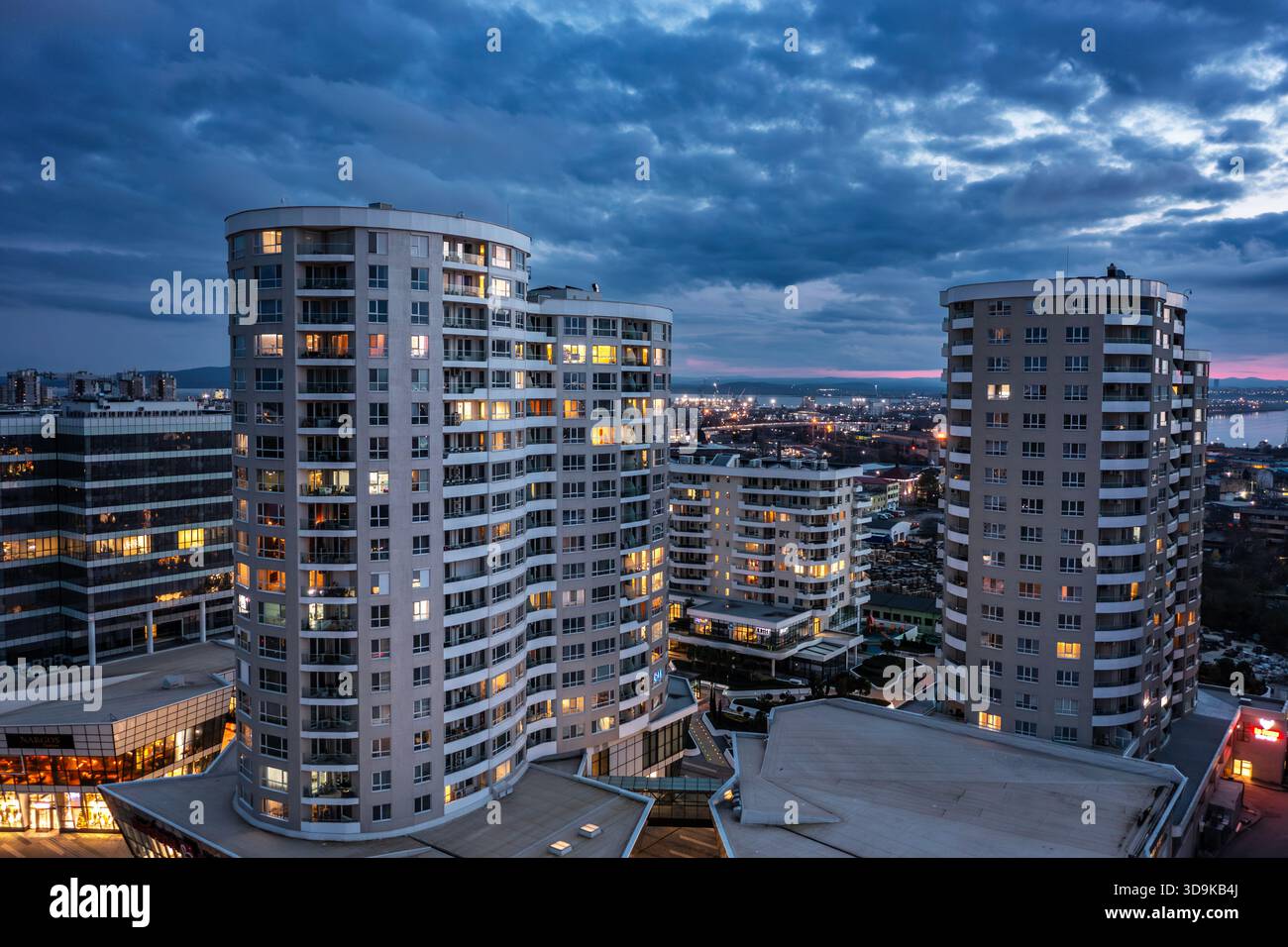 Burgas, Bulgaria - 02 dicembre 2025: Vista aerea dei droni su nuovi edifici residenziali moderni di notte a Burgas, Bulgaria Foto Stock