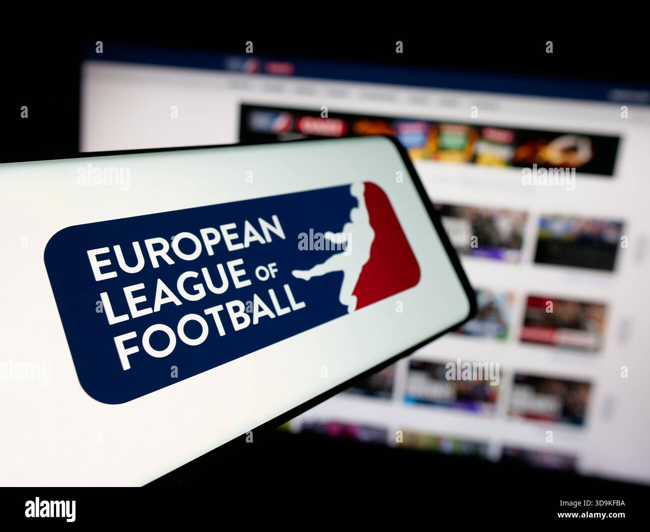 In questa immagine, uno smartphone con il logo dell'organizzazione European League of Football ELF è visibile sullo schermo davanti al sito Web. Foto Stock