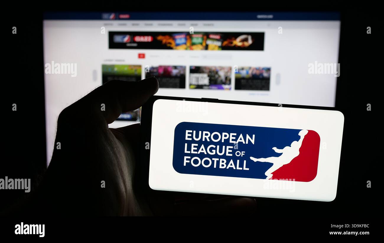 In questa immagine, un telefono cellulare con il logo dell'organizzazione European League of Football ELF è visibile sullo schermo davanti alla pagina Web. Foto Stock