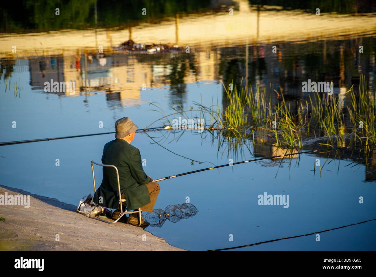 Anziani pescatori a Kiev, agosto 2021. Un momento di pace. Di fronte a questa banca, un attacco missilistico russo ha ucciso civili in una casa residenziale a novembre Foto Stock