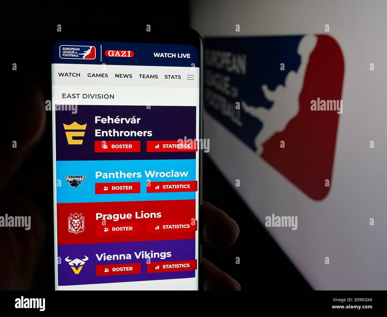 In questa immagine, un cellulare con la pagina web dell'organizzazione European League of Football ELF è visibile sullo schermo davanti al logo. (Foto di Timon Schneider / SOPA Images/Sipa USA) *** esclusivamente per notizie editoriali *** Foto Stock