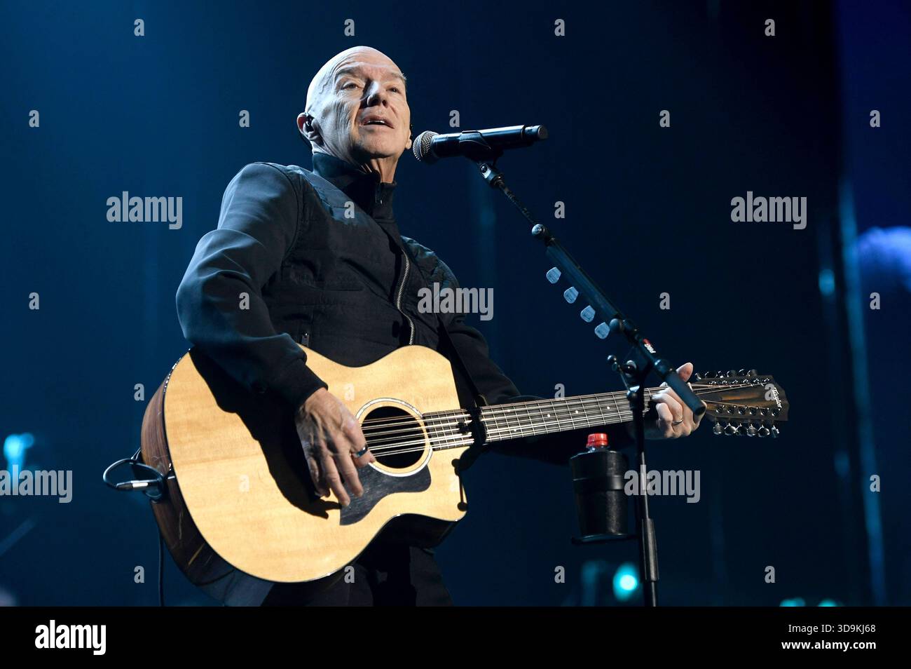 Midge Ure Live bei der 40. La notte dei Proms 2025 nella der ZAG Arena. Hannover, 04.12.2025 *** Midge Ure live alla 40 Night of the Proms 2025 nella ZAG Arena di Hannover, 04 12 2025 foto:XC.xNiehausx/xFuturexImagex notp_hannover_5223 Foto Stock