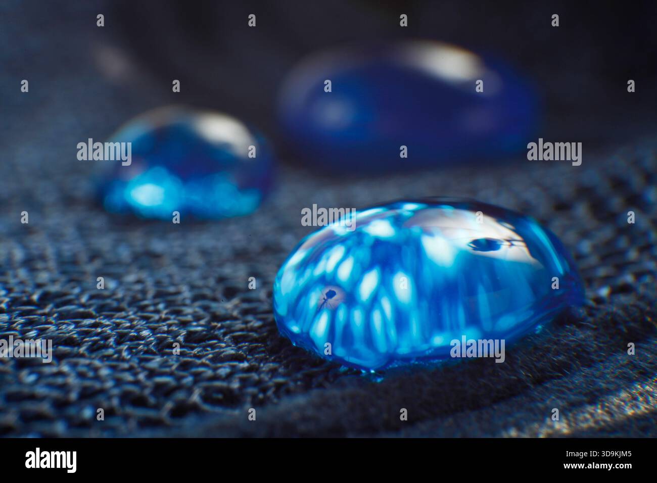 Goccioline su tessuto impermeabile e traspirante Foto Stock