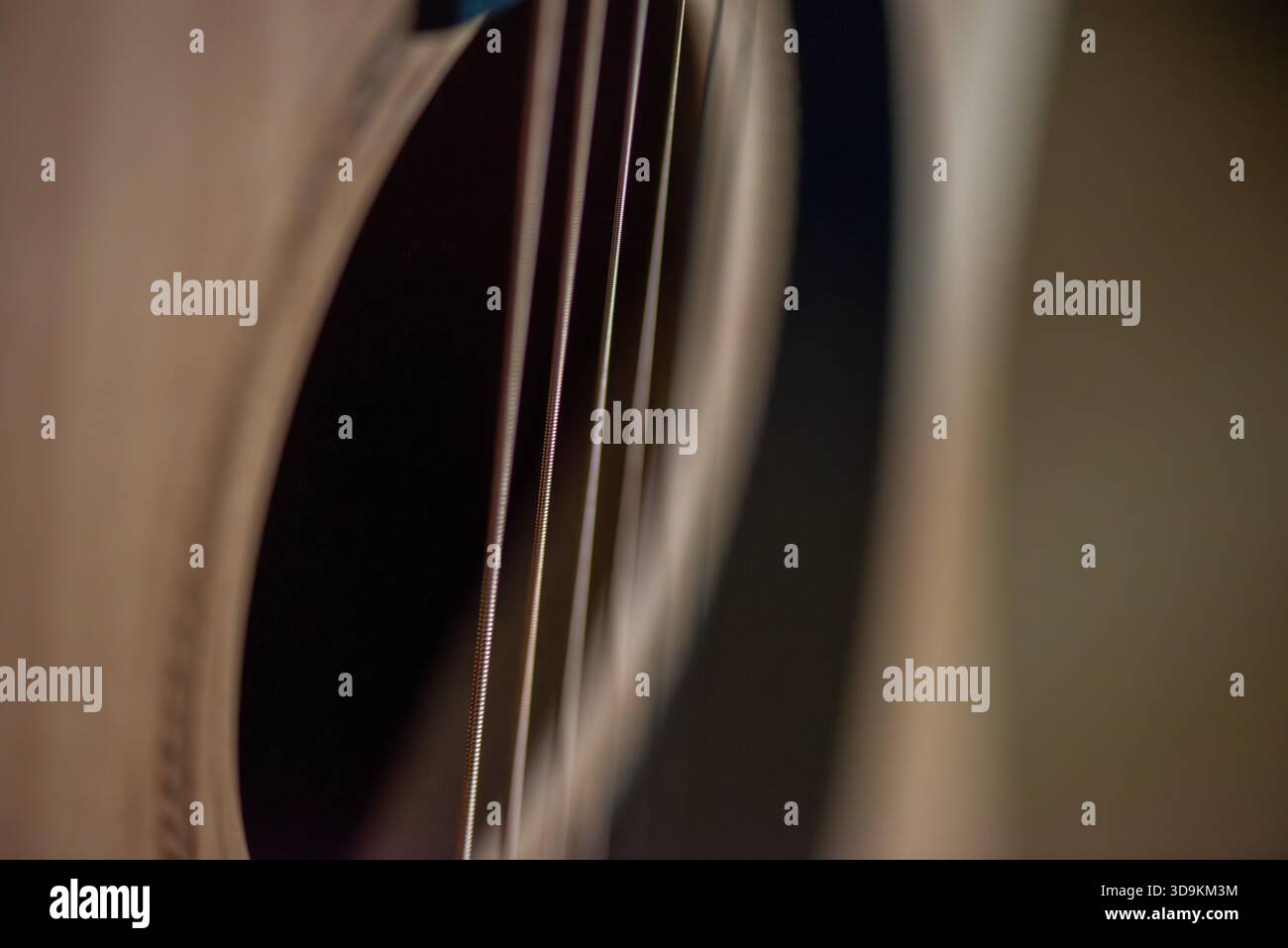 Una fotografia nitida e ravvicinata di una chitarra acustica che ne mette in risalto le corde, la consistenza del legno e la maestria artigianale. Ideale per musica, strumenti, creatività, Foto Stock