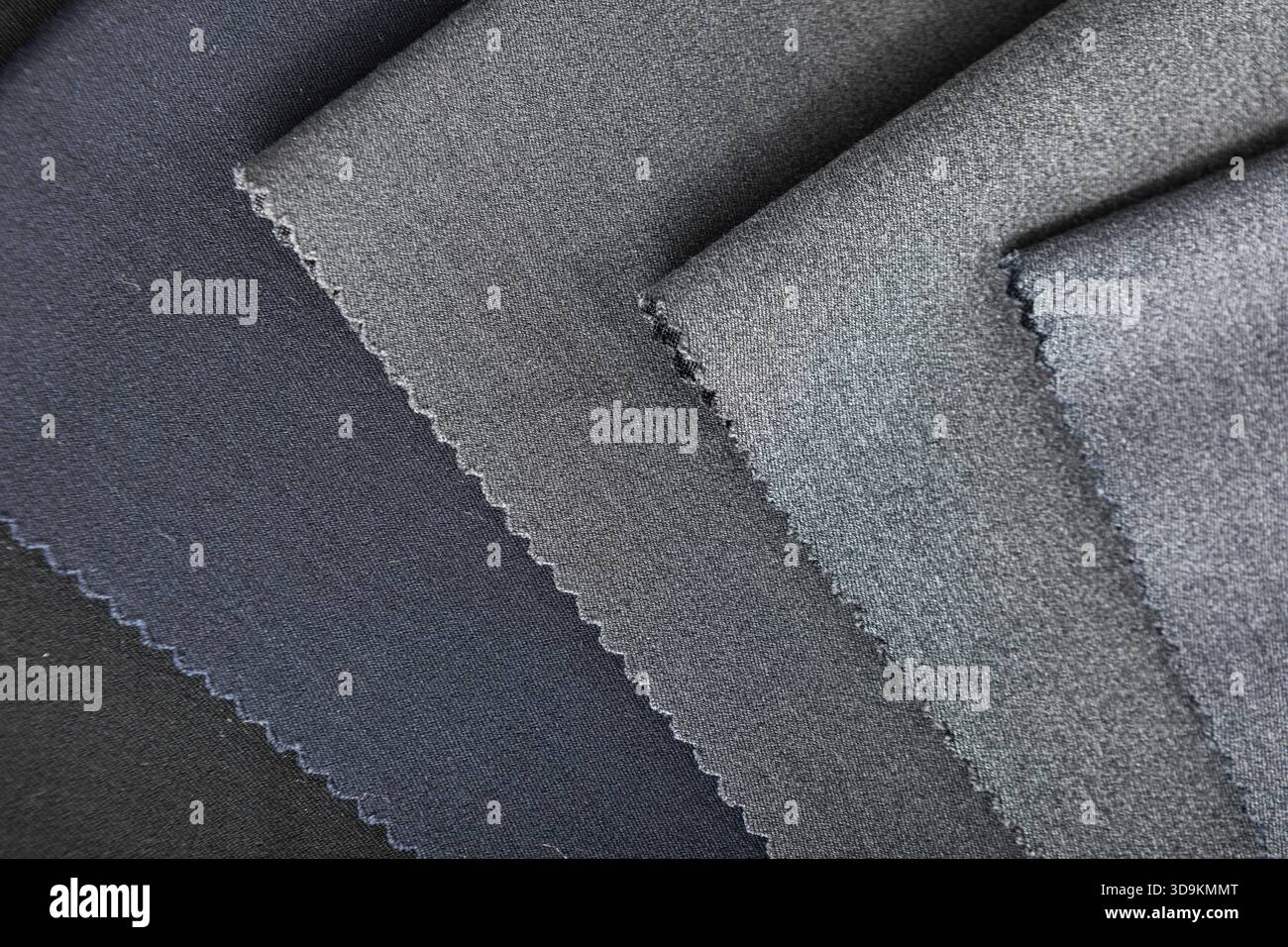 Un mucchio di tessuti di colori neutri sovrapposti. Foto Stock