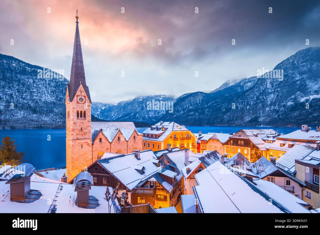 Hallstatt, Austria. Villaggio invernale coperto di neve nell'alta Austria, acque di Hallstattersee. Foto Stock