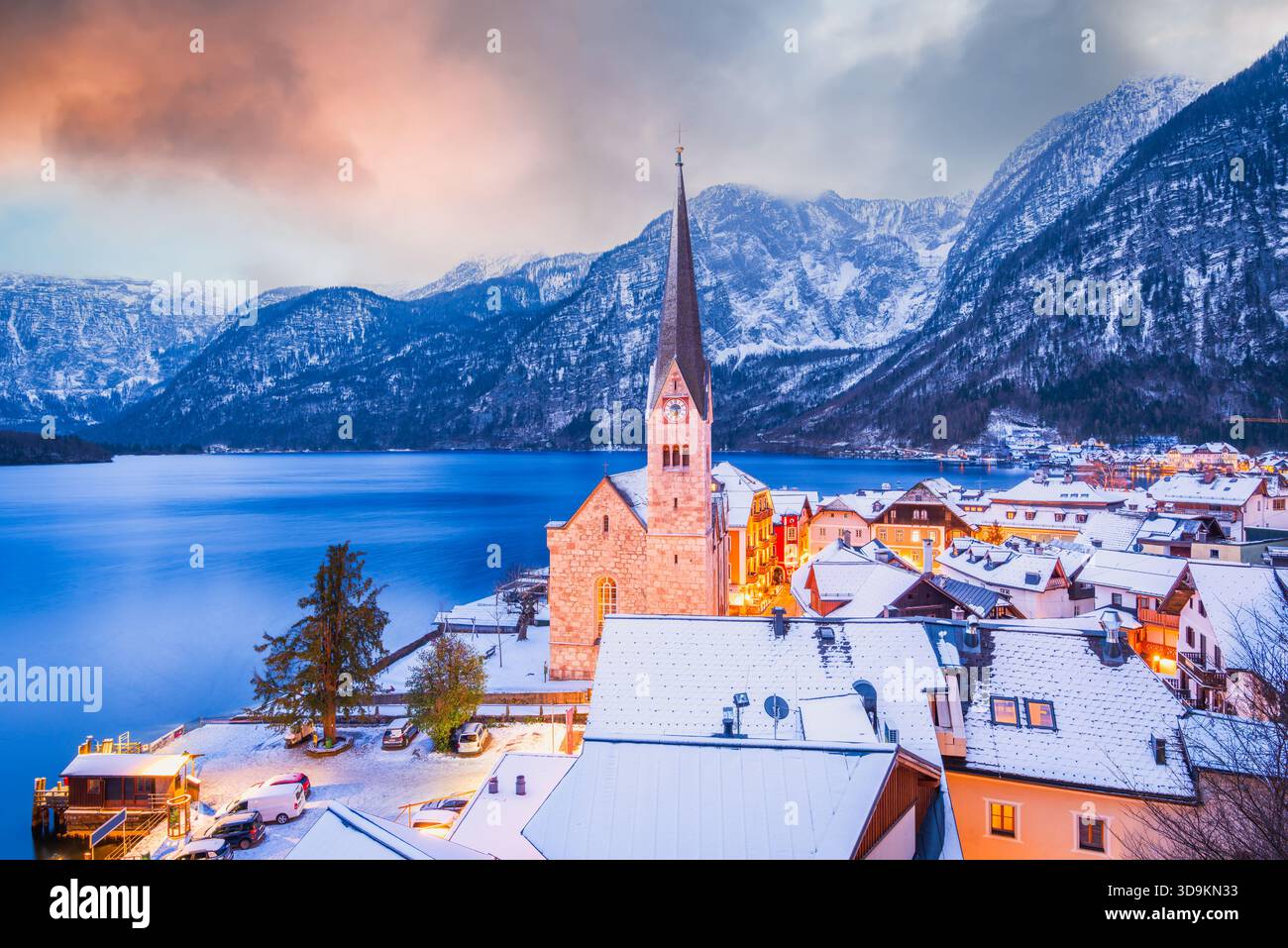 Hallstatt, Austria. Villaggio invernale coperto di neve al tramonto, costa di Hallstattersee. Foto Stock