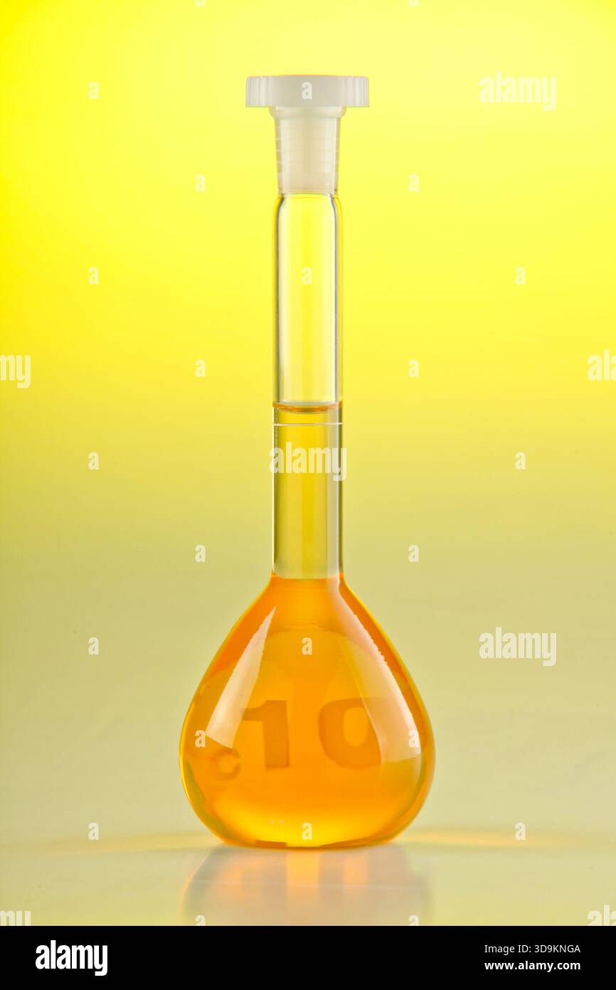 Un pallone volumetrico riempito con liquido arancione Foto Stock