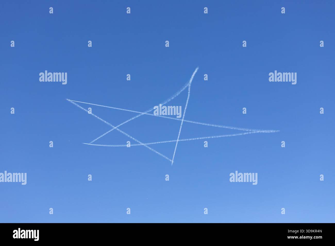Baku. Azerbaigian. 05.06.2022. I jet da combattimento hanno dipinto una stella nel cielo con fumo al festival della tecnologia. Foto Stock
