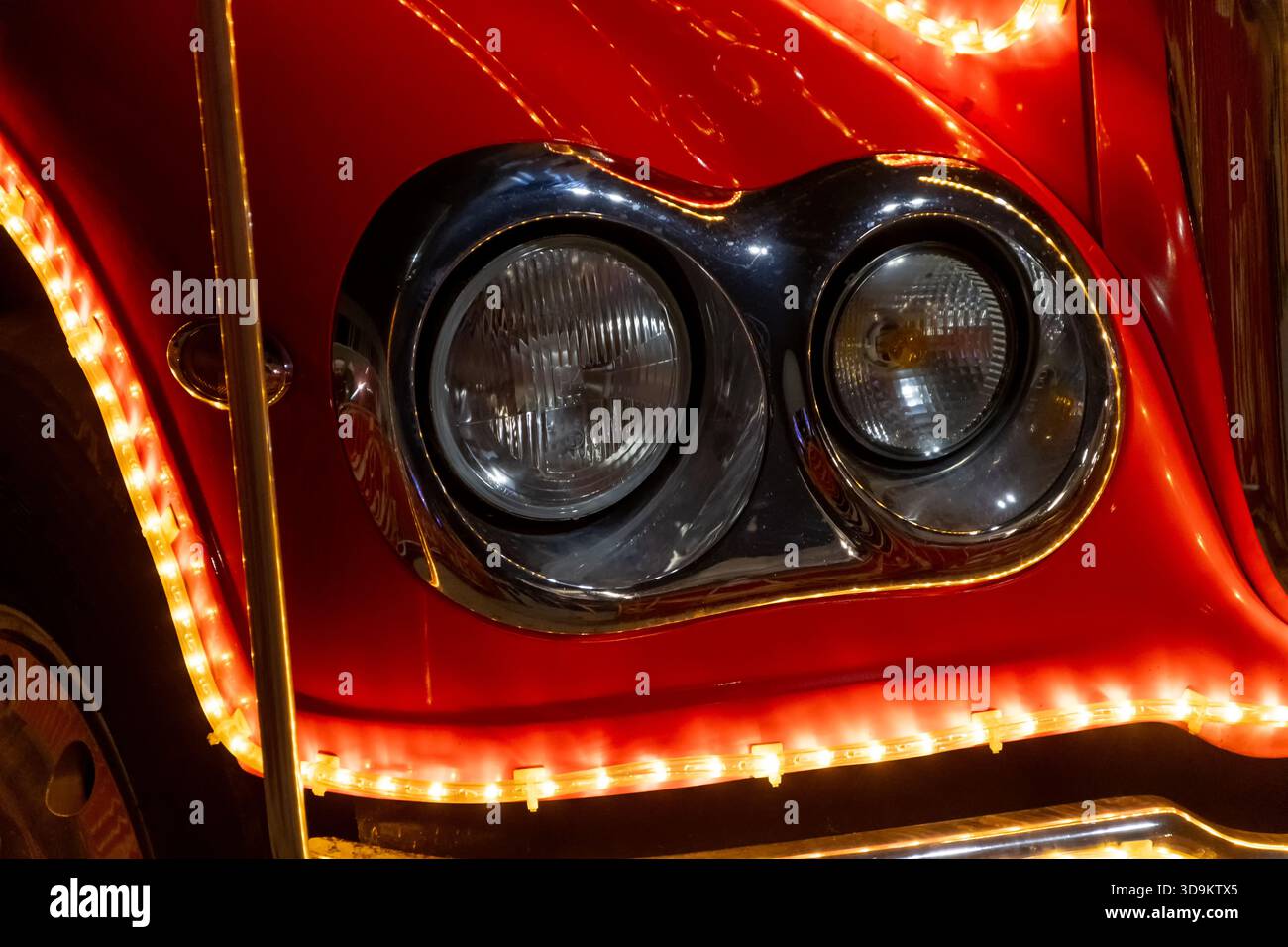 Il faro del camion delle vacanze è acceso, da vicino Foto Stock