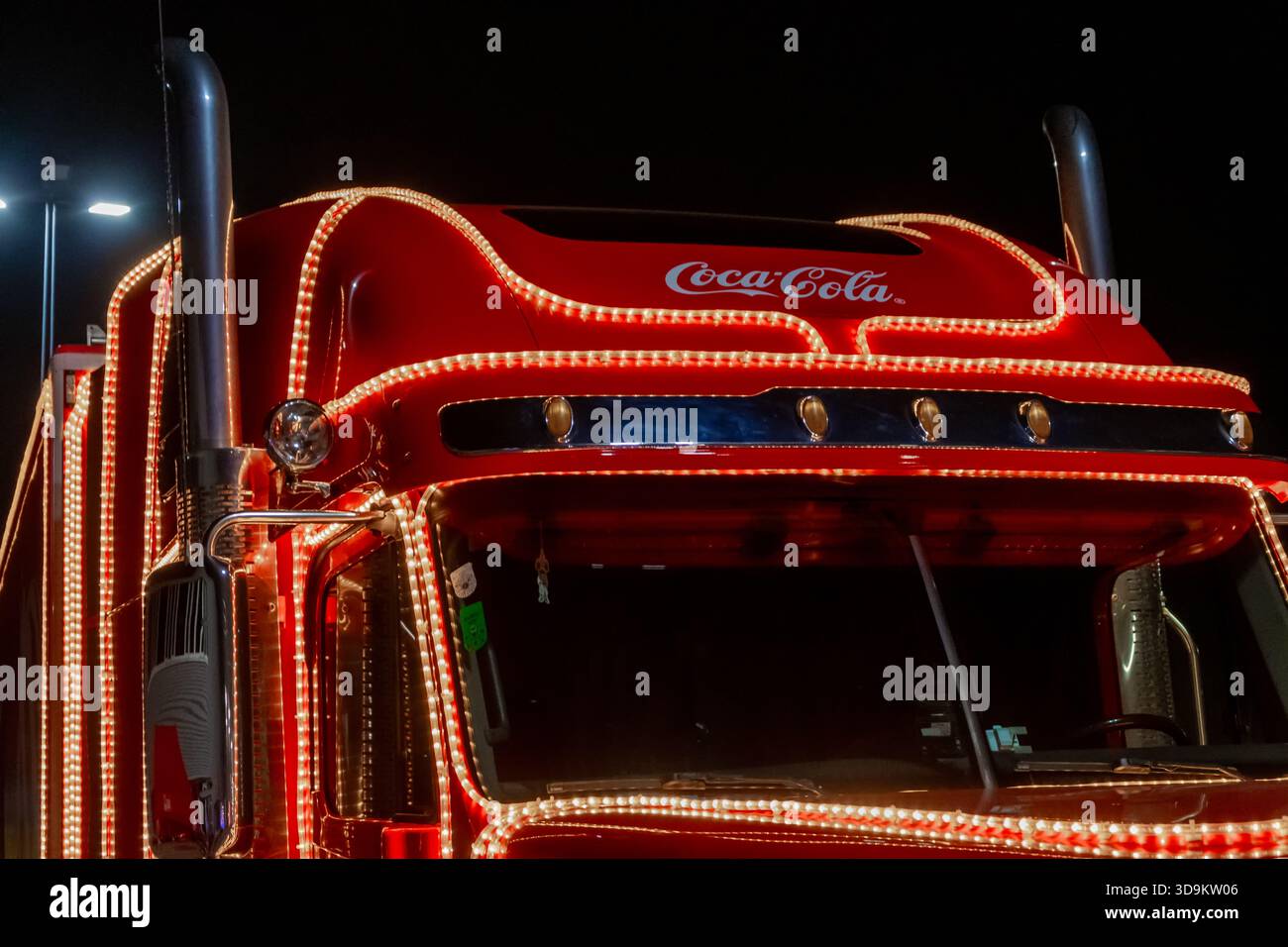 La cabina rossa di un camion Coca-Cola è decorata con luci durante l'evento delle vacanze invernali in città, Austria, Vienna, 12 dicembre 2024. Foto Stock