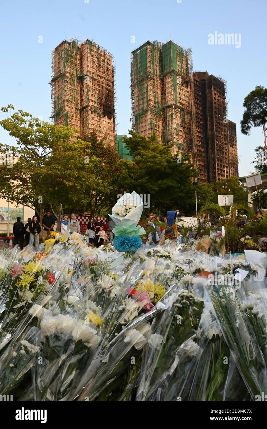 Hong Kong, Hong Kong. 6 dicembre 2025. Piange in un memoriale improvvisato vicino al complesso residenziale di Wang Fuk Court a Tai po a seguito di un incendio mortale il 6 dicembre 2025 a Hong Kong. (Foto di Kobe li/Nexpher Images/Sipa USA) credito: SIPA USA/Alamy Live News Foto Stock