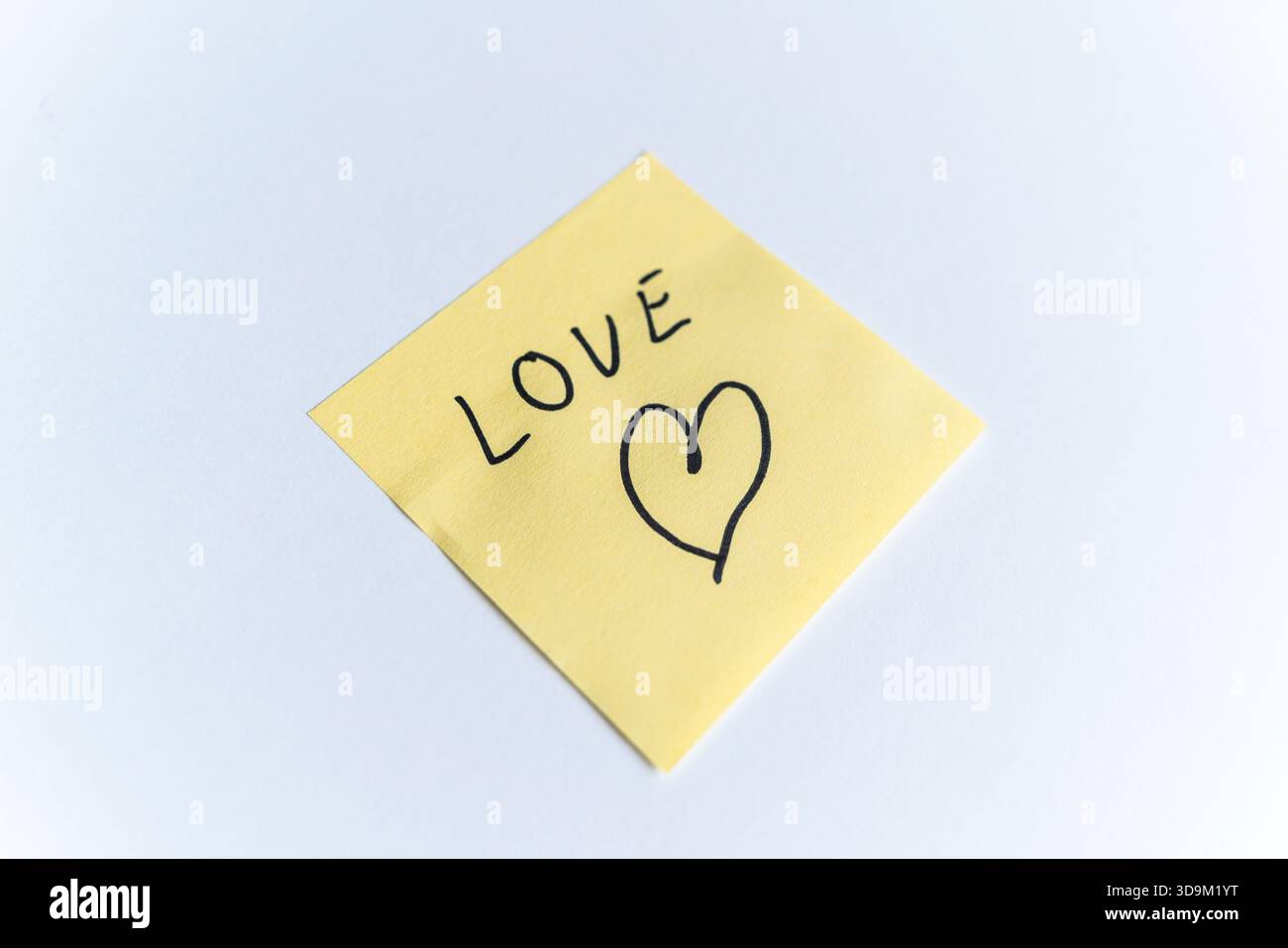 Nota adesiva gialla con cuore disegnato Foto Stock