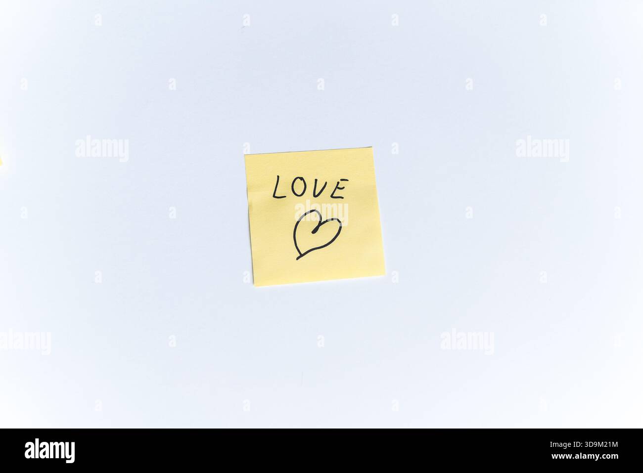 Nota adesiva gialla con cuore disegnato Foto Stock