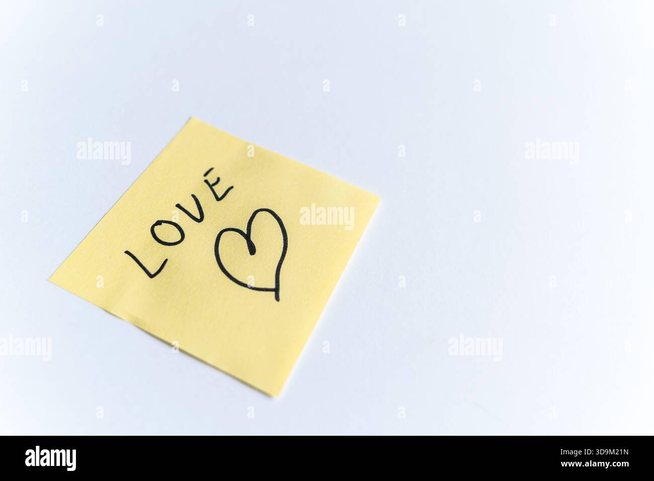 Nota adesiva gialla con cuore disegnato Foto Stock