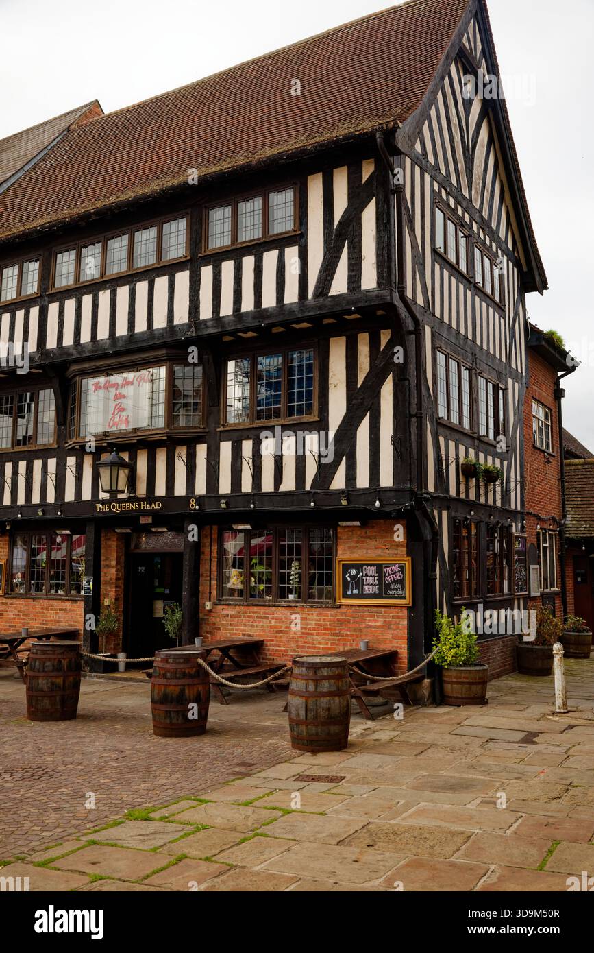 Il pub Queens Head in legno bianco e nero e mezzo in un angolo di Newark Market Square, Newark on Trent, Nottinghamshire, Inghilterra. Foto Stock