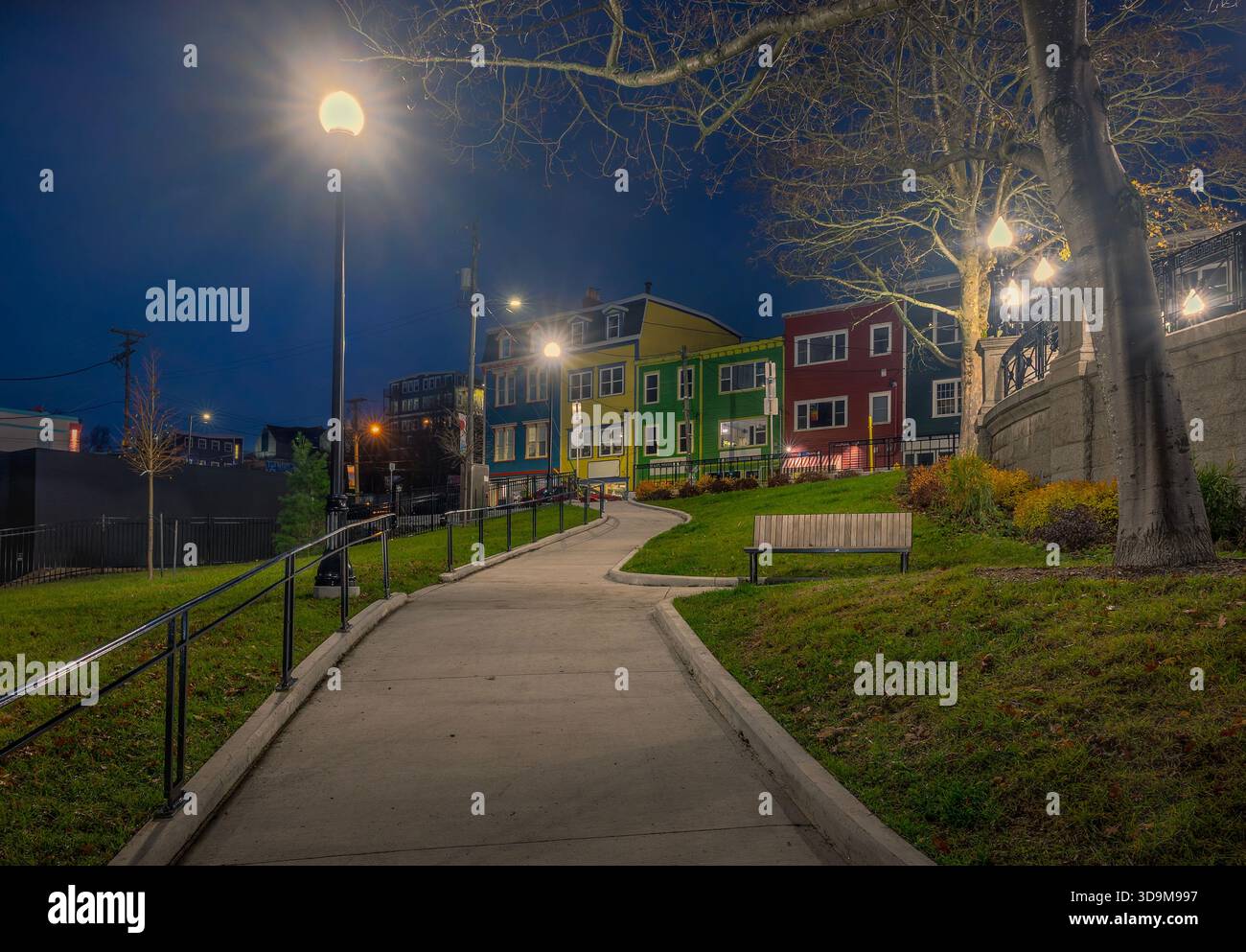 Vista mattutina di un marciapiede attraverso un parco nel centro di Saint john's, Terranova e Labrador, Canada Foto Stock