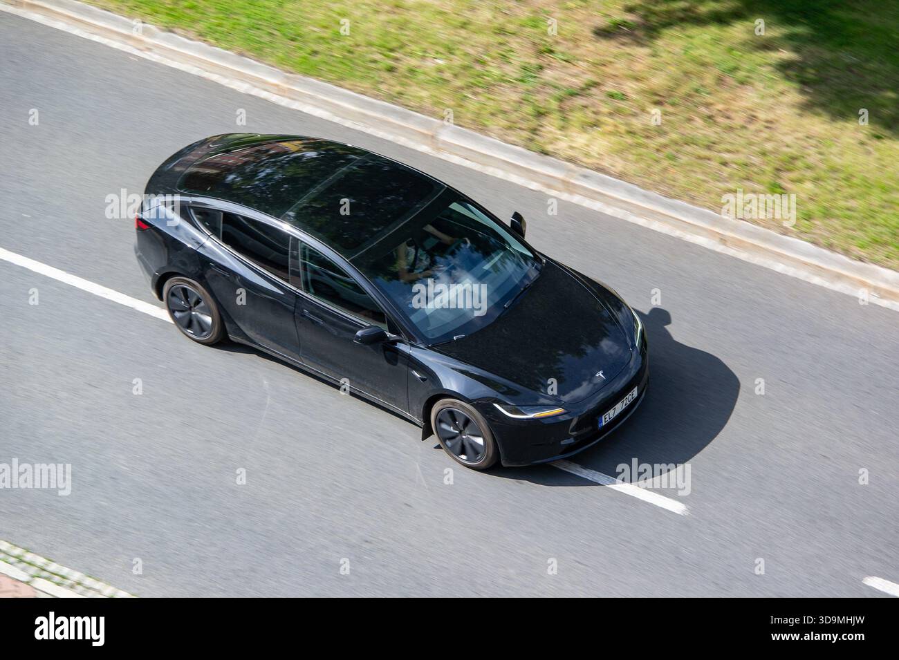 Ostrava, Cechia - 18 giugno 2025: Tesla Model 3 nera con effetto di sfocatura del movimento Foto Stock