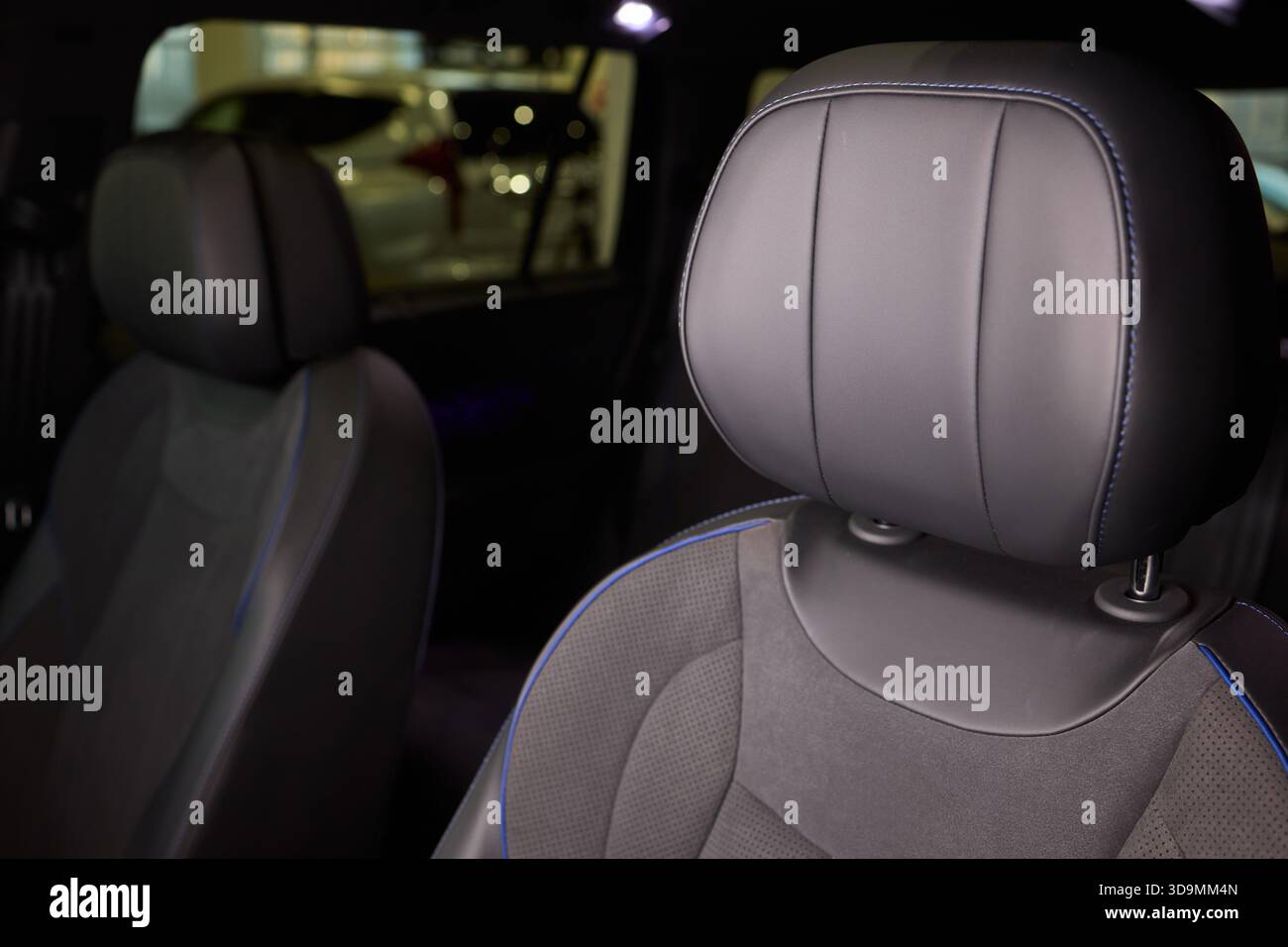 I dettagli dei sedili in pelle, la cura artigianale innovativa enfatizza la qualità, lo squisito lavoro artigianale che presenta micro perforazioni e contorni accuratamente lavorati Foto Stock