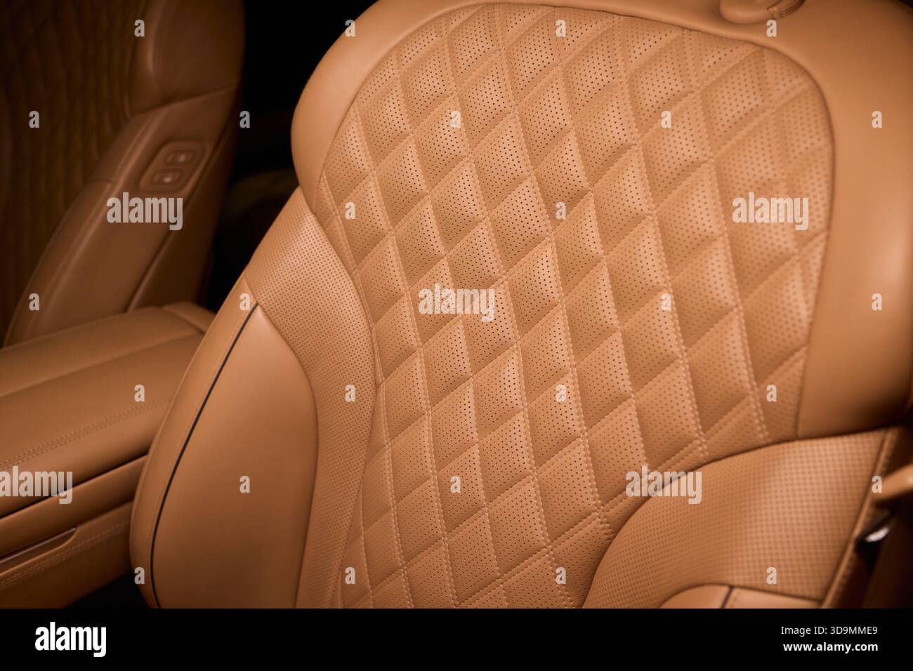 I dettagli dei sedili in pelle, la cura artigianale innovativa enfatizza la qualità, lo squisito lavoro artigianale che presenta micro perforazioni e contorni accuratamente lavorati Foto Stock
