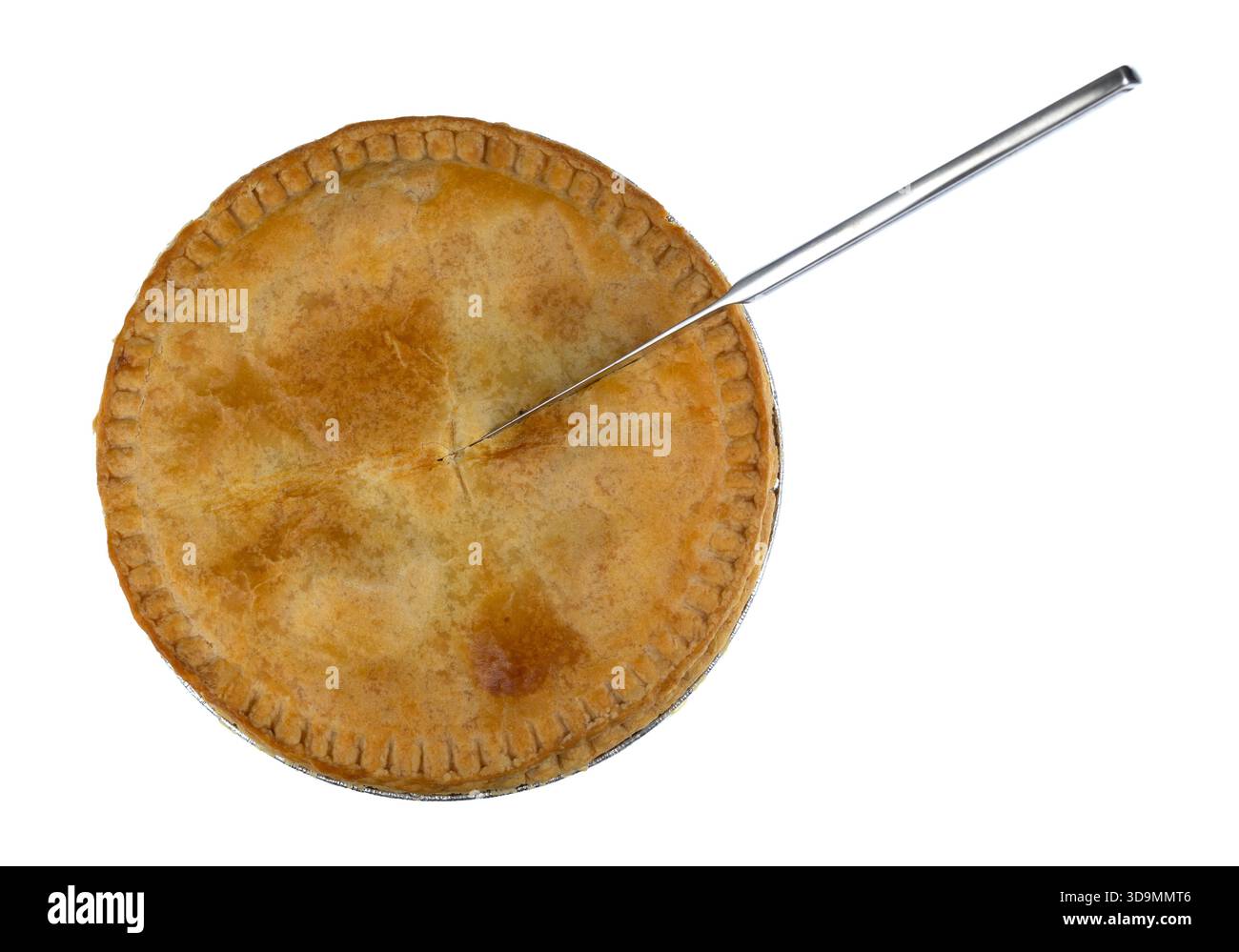 Vista dall'alto di una torta di carne di pollo con un coltello nella torta tagliandola isolata su uno sfondo bianco. Foto Stock