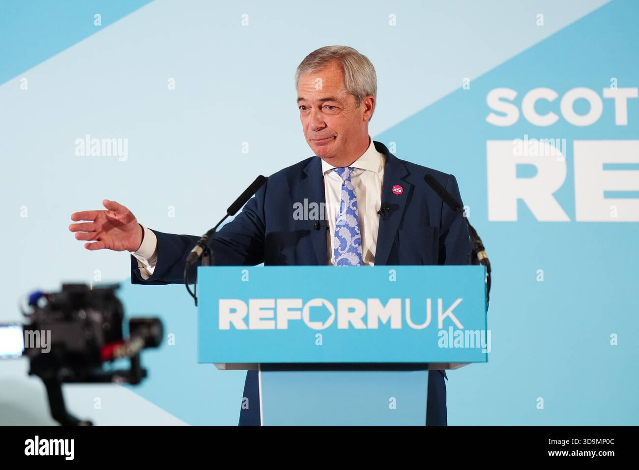 Nigel Farage, leader britannico della riforma, parla al MacDonald Inchyra Hotel & Spa di Falkirk, a seguito delle proteste che si sono svolte fuori da un hotel migrante nella zona. Data foto: Sabato 6 dicembre 2025. Foto Stock
