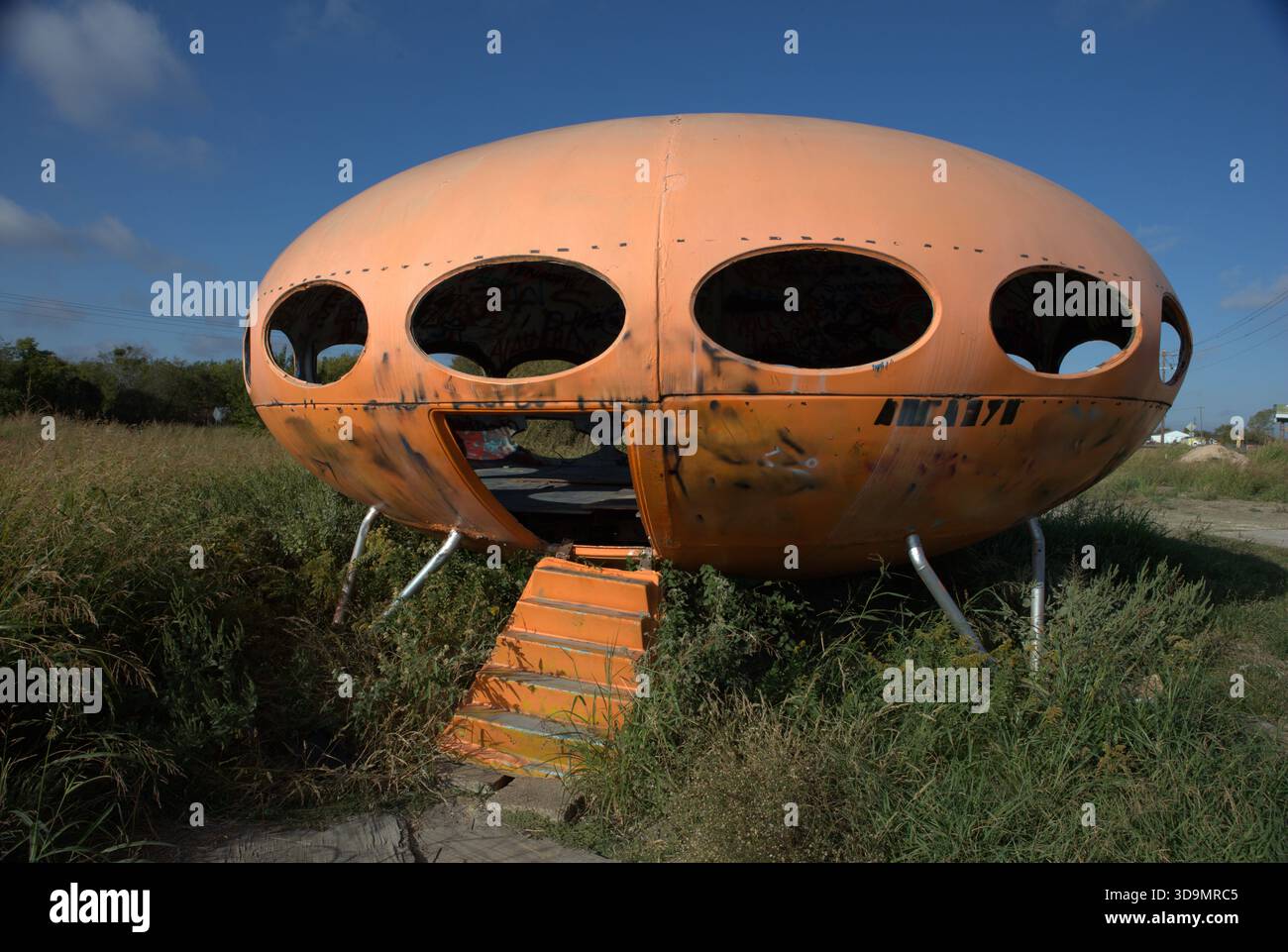 Una casa futura abbandonata. Queste case futuristiche sono state progettate per essere prodotte in massa per risolvere la carenza di abitazioni. Foto Stock