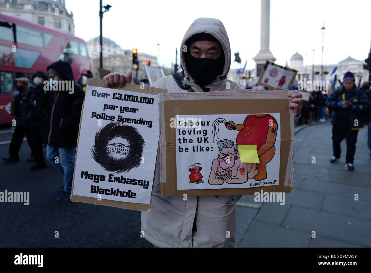 LONDRA, Regno Unito. 6 dicembre 2025. Un raduno di massa di Hong Kong nel Regno Unito alla Whitehall per protestare contro il piano della Mega ambasciata cinese a Londra. Crediti: Ian Bozic/Alamy Live News Foto Stock