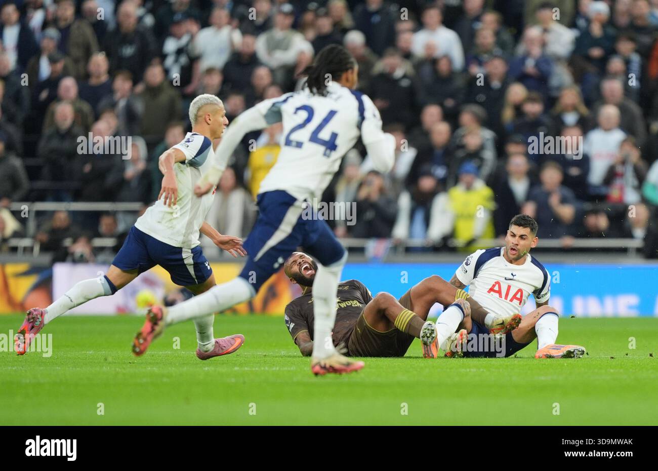 Cristian Romero del Tottenham Hotspur falla con Igor Thiago di Brentford durante la partita di Premier League al Tottenham Hotspur Stadium di Londra. Data foto: Sabato 6 dicembre 2025. Foto Stock