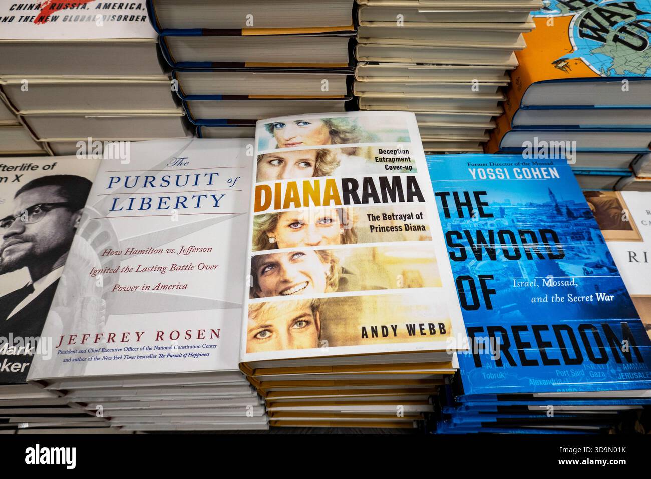 Barnes & Noble Booksellers sulla Fifth Avenue a New York City ha una vasta selezione di libri e riviste, USA 2025 Foto Stock