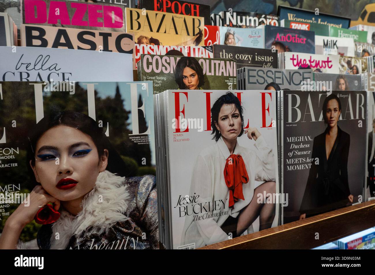 Barnes & Noble Booksellers sulla Fifth Avenue a New York City ha una vasta selezione di libri e riviste, USA 2025 Foto Stock