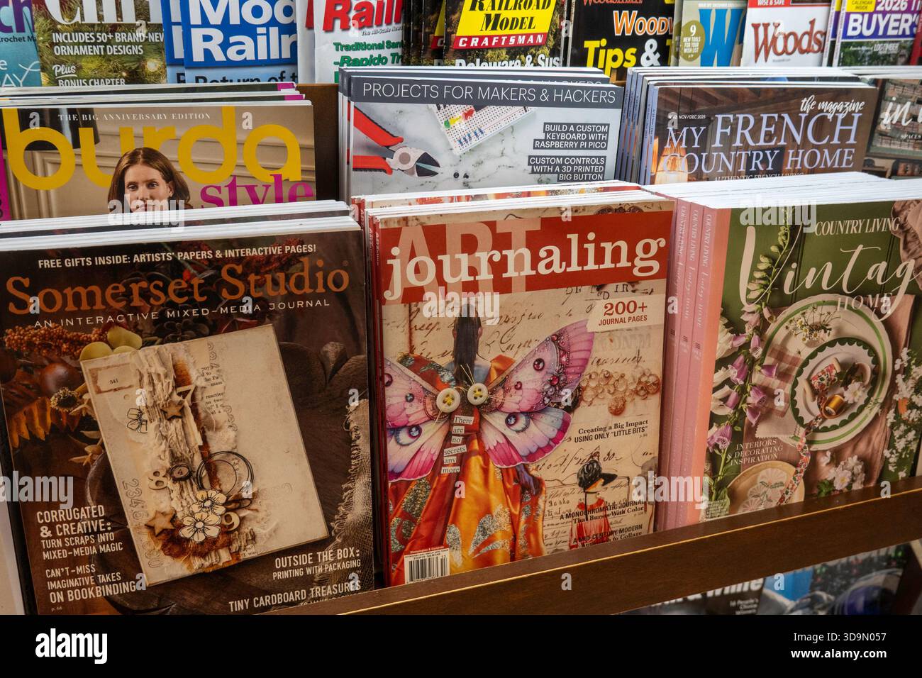 Barnes & Noble Booksellers sulla Fifth Avenue a New York City ha una vasta selezione di libri e riviste, USA 2025 Foto Stock