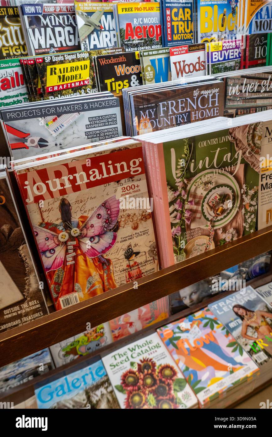 Barnes & Noble Booksellers sulla Fifth Avenue a New York City ha una vasta selezione di libri e riviste, USA 2025 Foto Stock